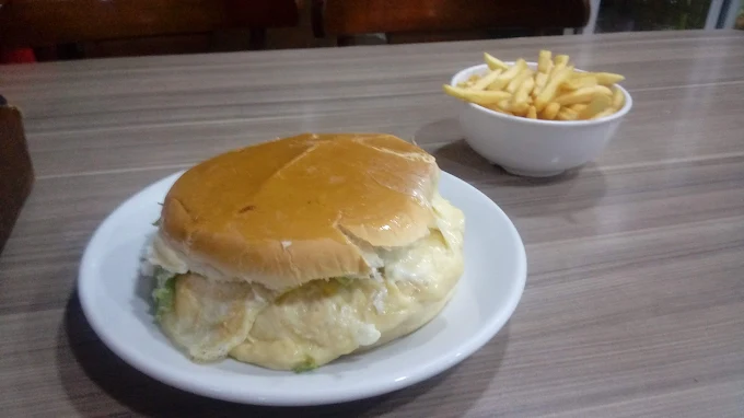 Imagem de xis com fritas, lancheria em porto alegre na cidade baixa